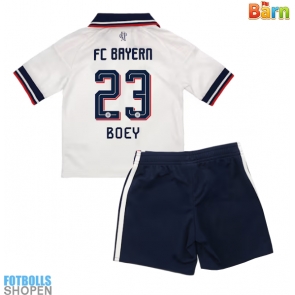 Billiga Bayern Munich Sacha Boey #23 Bortatröja Barn 2026-27 Kortärmad (+ Korta byxor)